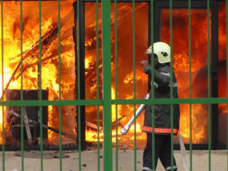 Un super marché calciné, hier, aux 2 Plateaux (Ena) : L`incendie a failli ravager plusieurs villas